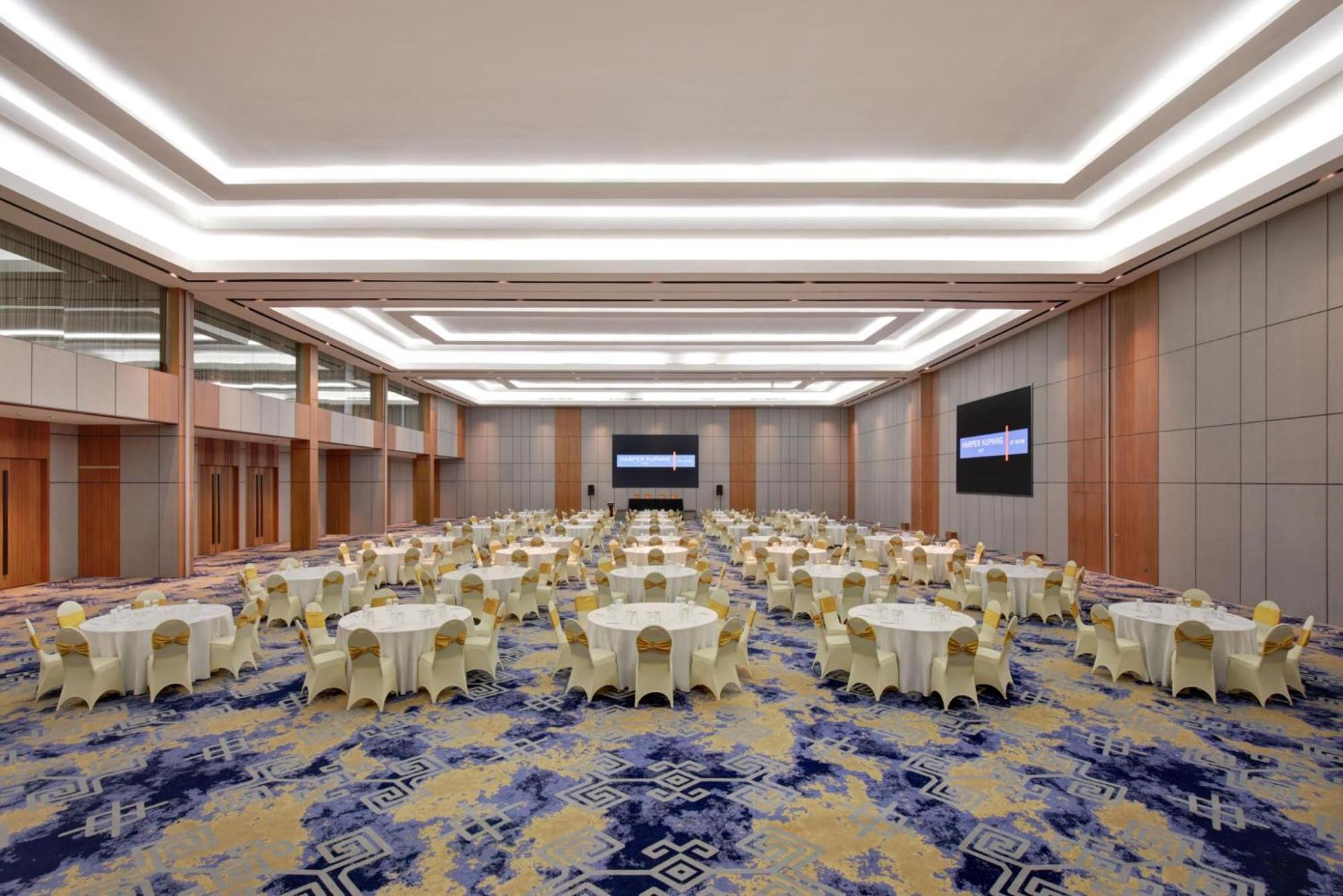 Harper Kupang By Aston Hotel Exterior photo